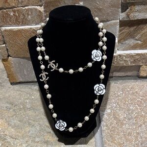 Elegant Pearl and White CC Flower Necklace